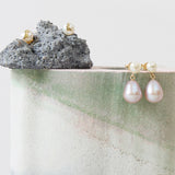 MINI BOLD CONEJITO PERLA EARRINGS